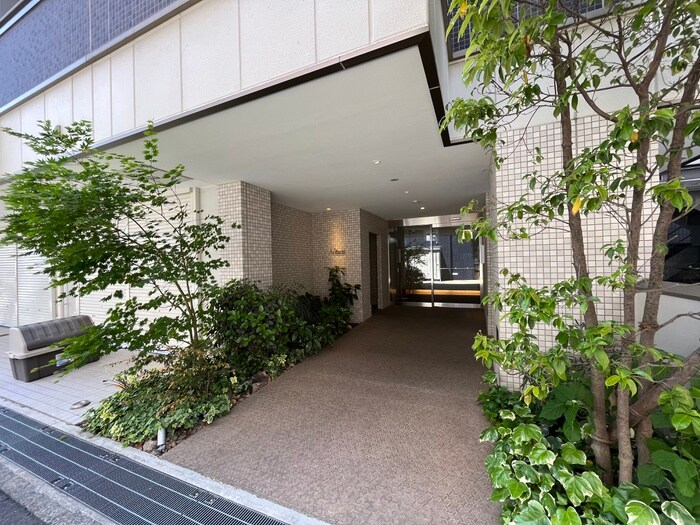 物件外観写真5　(エントランス部分)