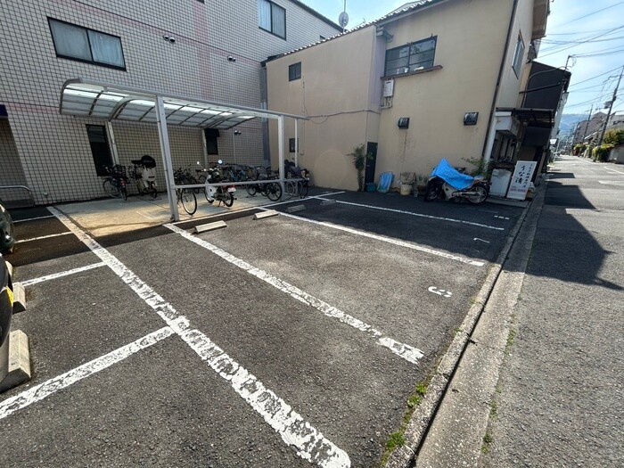 物件外観写真4　(駐車場)