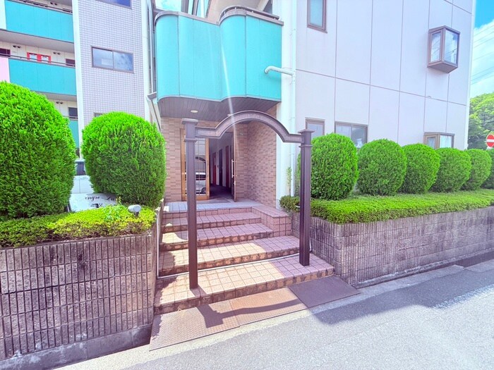 物件外観写真4　(エントランス部分)