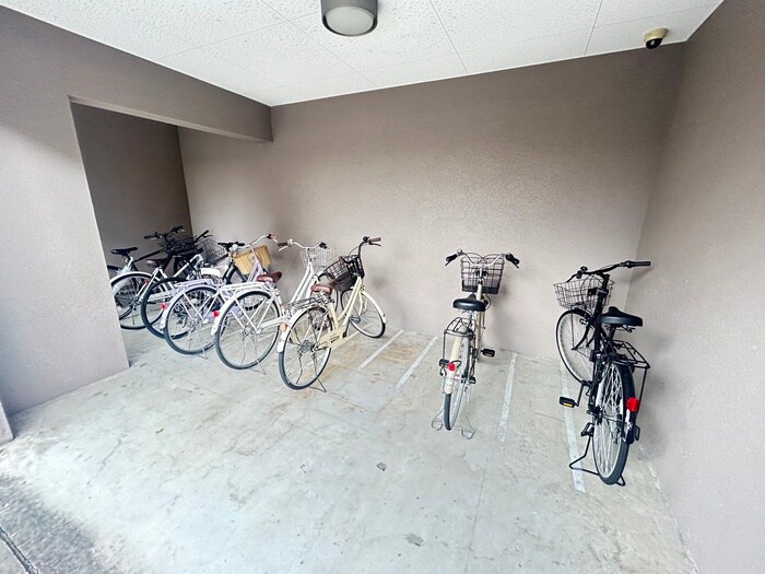 物件外観写真4　(駐輪場)