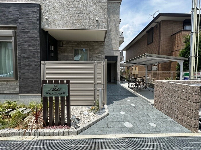 物件外観写真3　(エントランス部分)