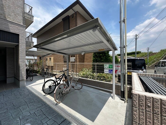 物件外観写真4　(駐輪場)