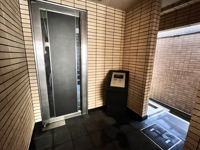 物件外観写真5　(エントランス部分)