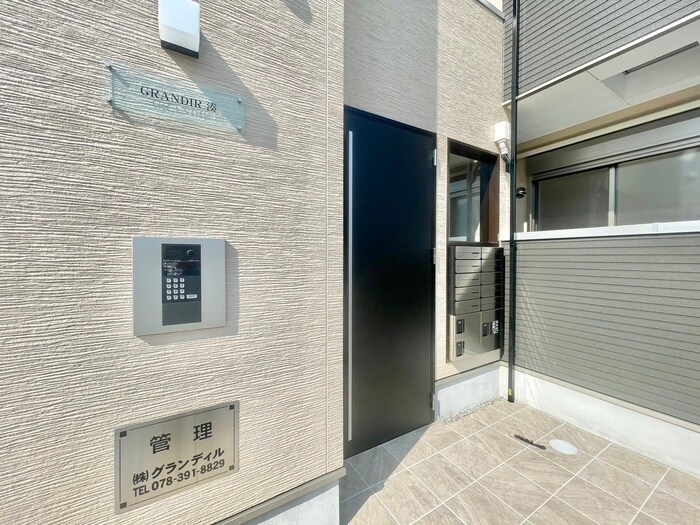 物件外観写真2　(エントランス部分)