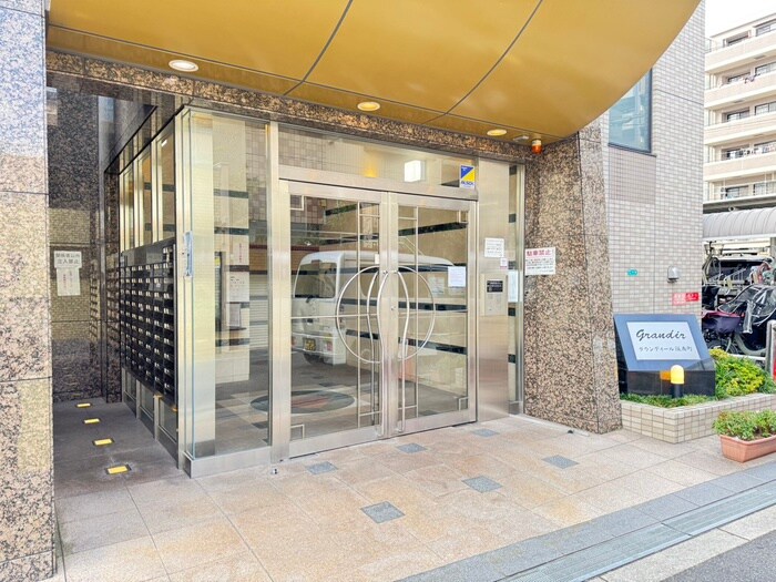 物件外観写真4　(エントランス部分)