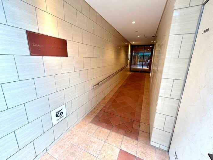 物件外観写真2　(エントランス部分)