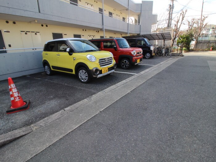 物件外観写真2　(駐車場)