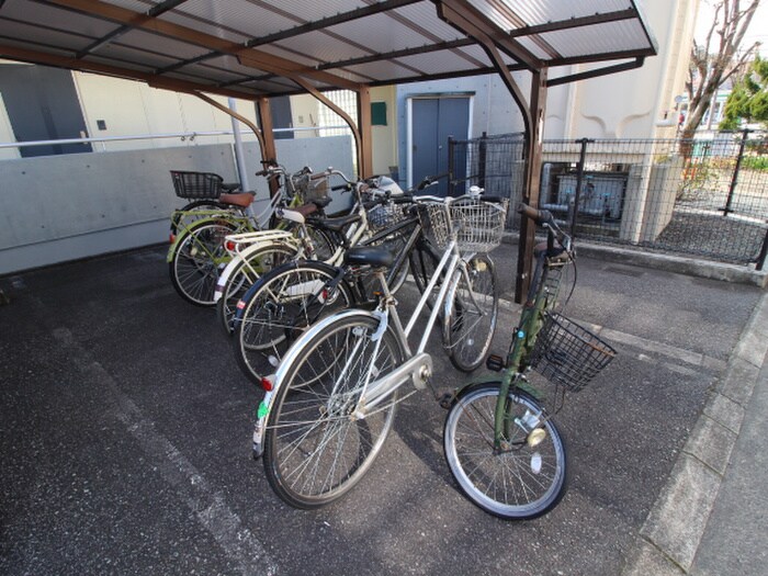 物件外観写真3　(駐輪場)