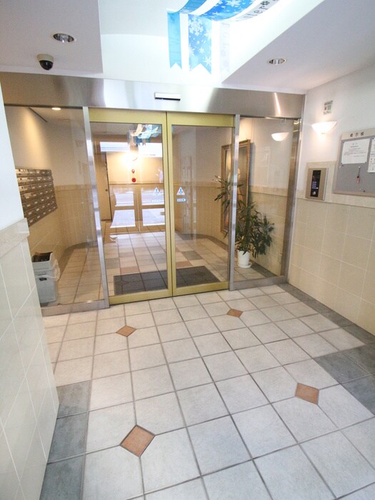 物件外観写真3　(エントランス部分)