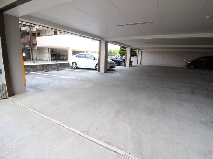 物件外観写真3　(駐車場)
