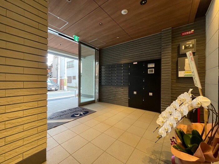 物件外観写真3　(エントランス部分)