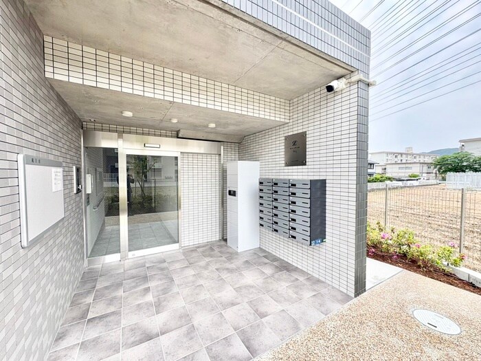 物件外観写真3　(エントランス部分)