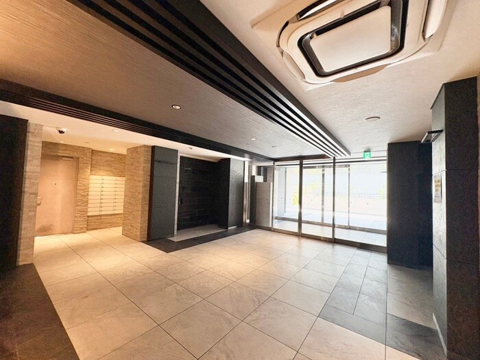 物件外観写真3　(エントランス部分)