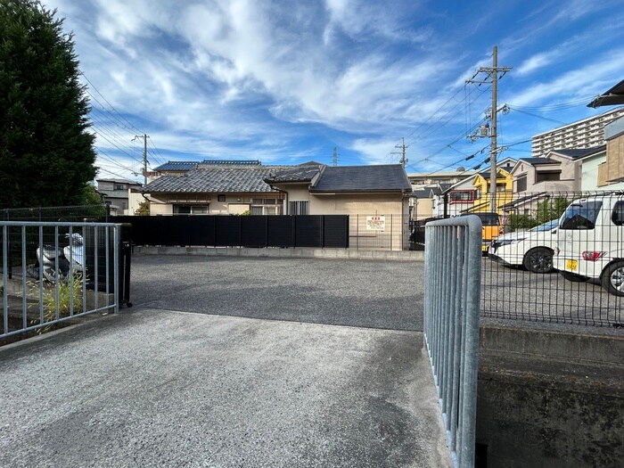 物件外観写真3　(駐車場)