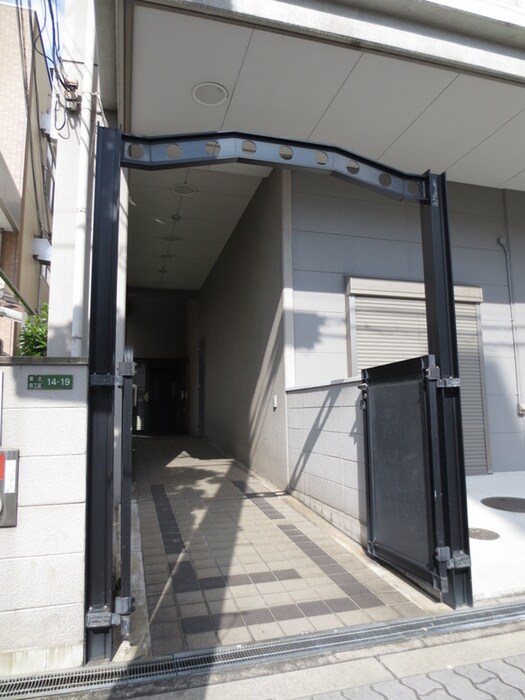 物件外観写真3　(エントランス部分)