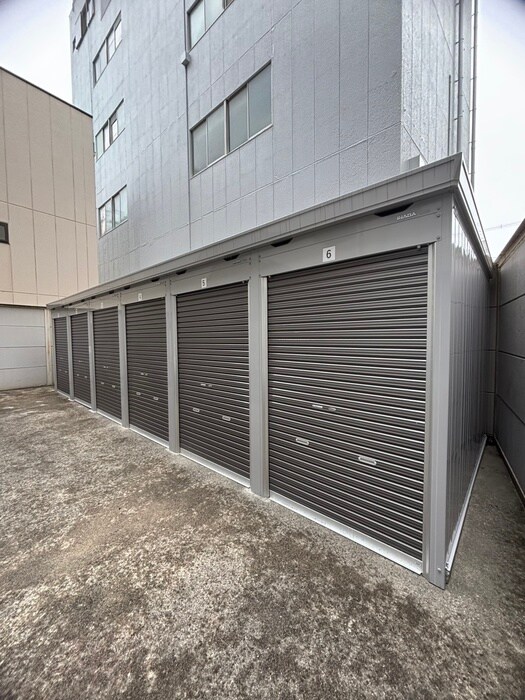 物件外観写真6　(バイク置き場)