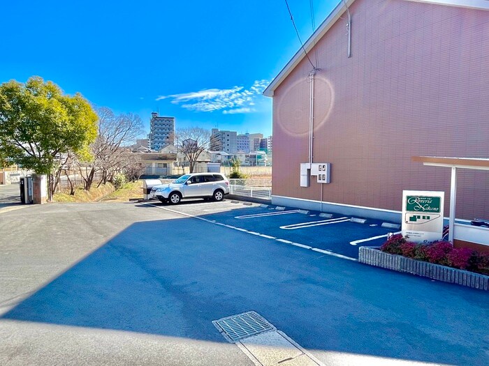 物件外観写真4　(駐車場)