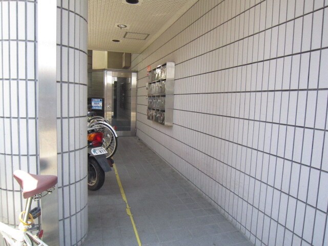 物件外観写真3　(エントランス部分)