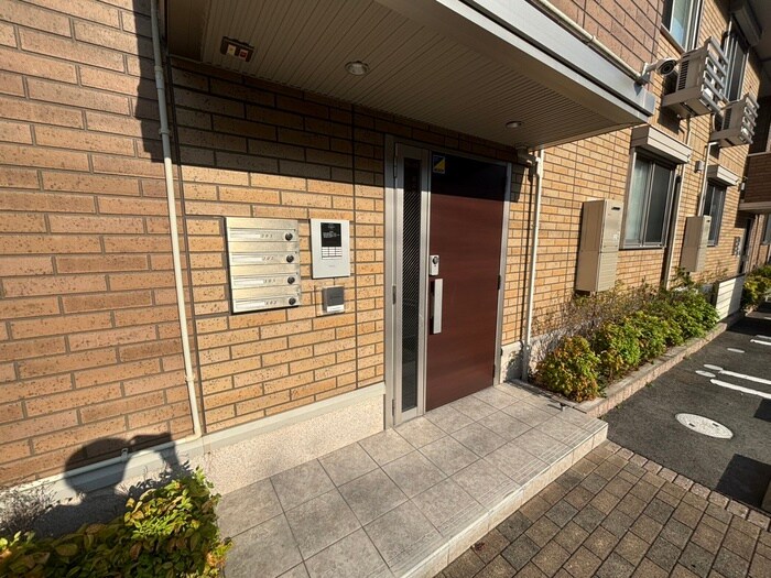 物件外観写真3　(エントランス部分)