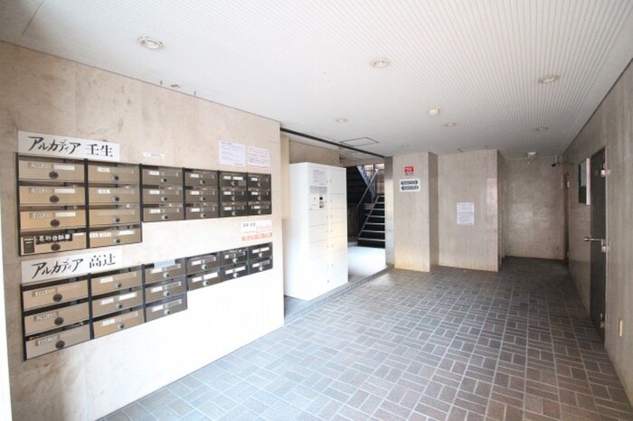 物件外観写真6　(エントランス部分)