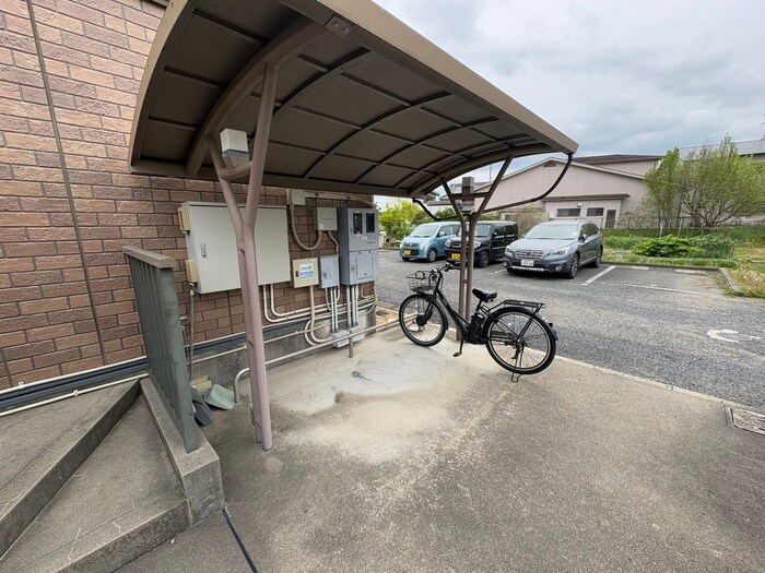 物件外観写真4　(駐輪場)