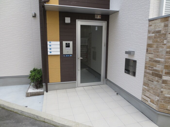 物件外観写真3　(エントランス部分)
