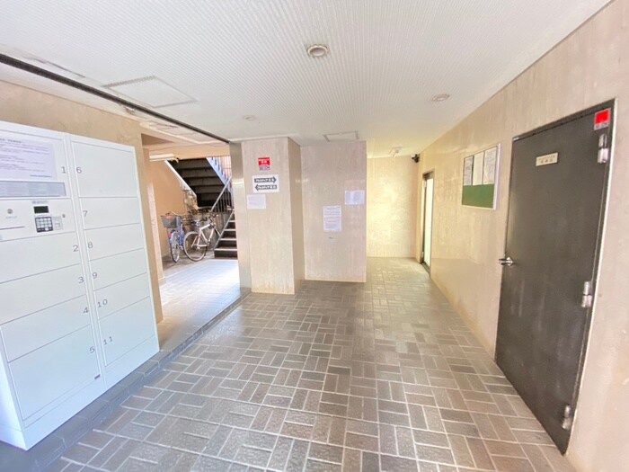 物件外観写真3　(エントランス部分)