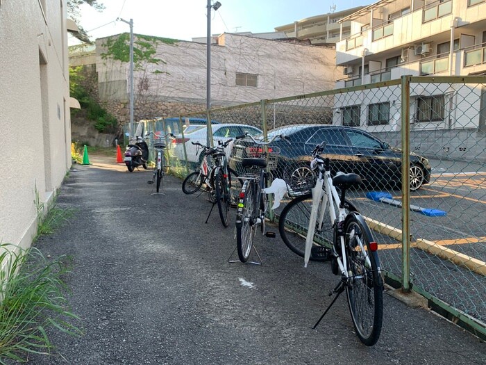 物件外観写真4　(駐輪場)