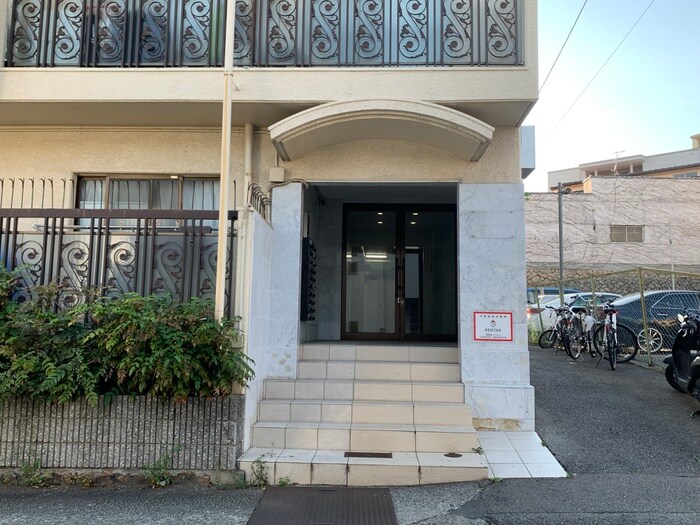 物件外観写真5　(エントランス部分)