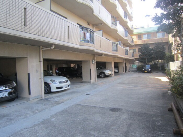 物件外観写真4　(駐車場)