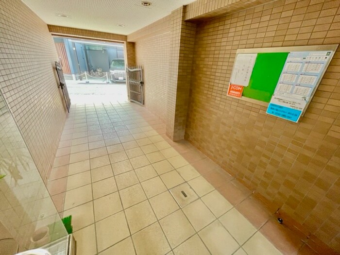 物件外観写真3　(エントランス部分)