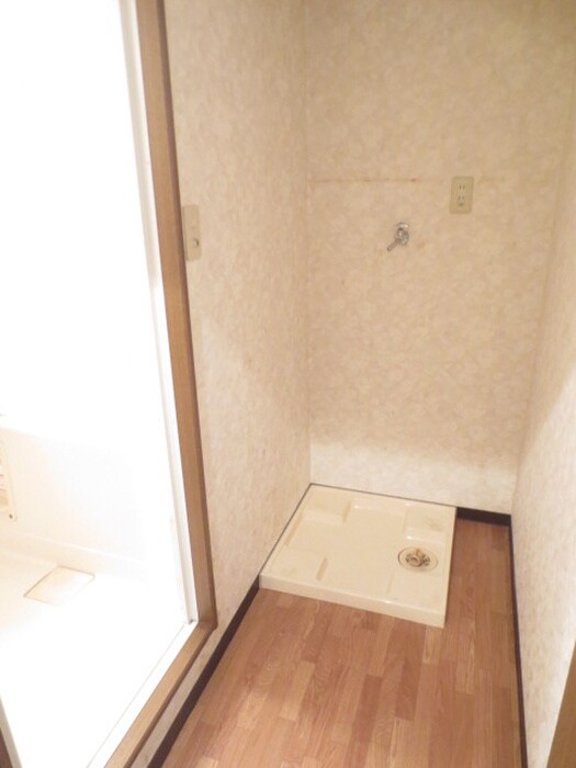 物件内観写真12　(洗濯機置場)