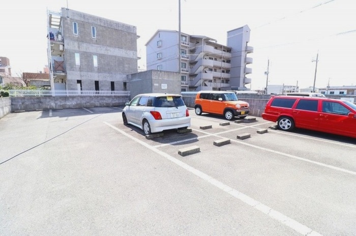 物件外観写真6　(駐車場)