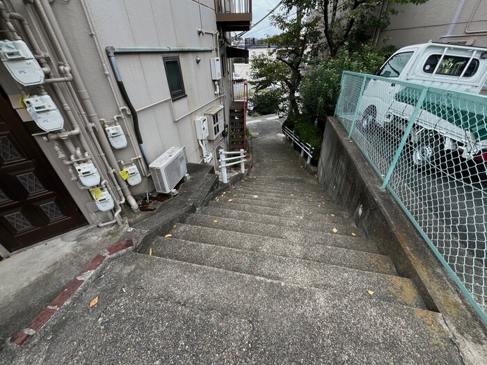 物件外観写真6　(エントランス部分)