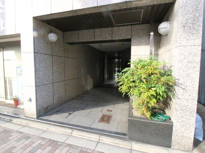 物件外観写真2　(エントランス部分)