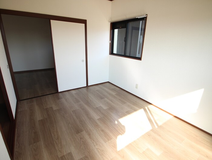 共立マンション小松里の居室