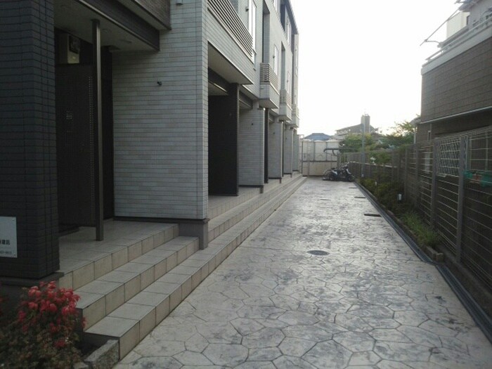 物件外観写真4　(エントランス部分)