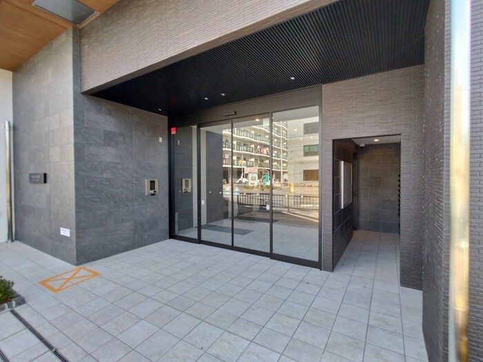 物件外観写真3　(エントランス部分)