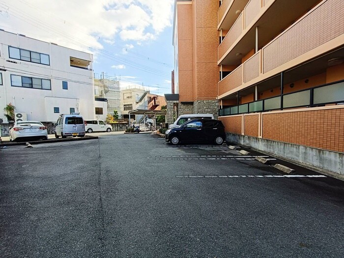 物件外観写真3　(駐車場)