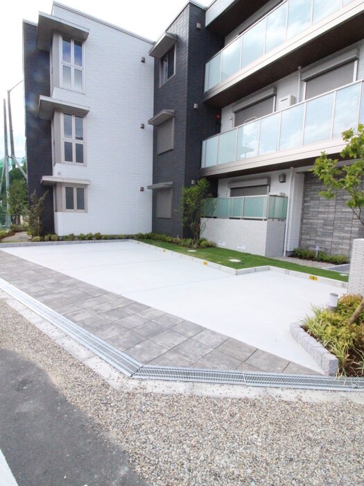 物件外観写真4　(駐車場)