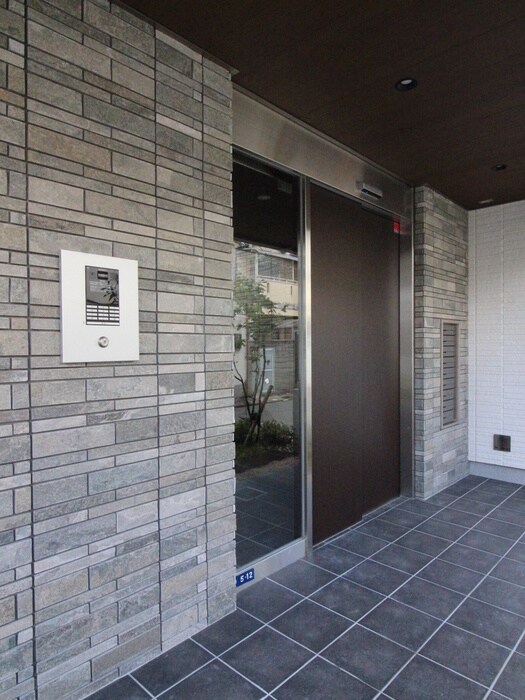 物件外観写真6　(エントランス部分)
