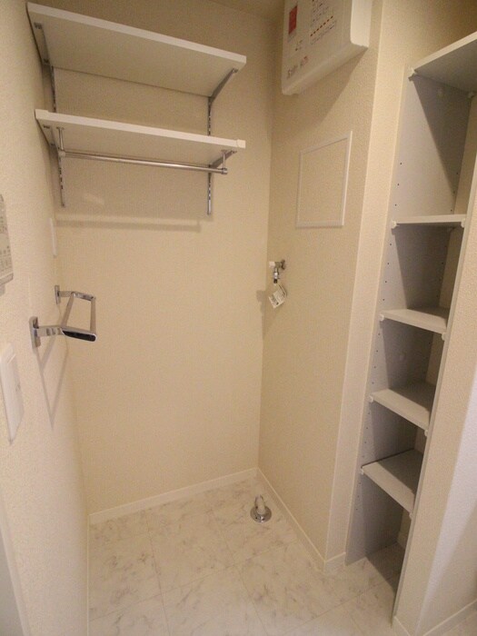 物件内観写真10　(洗濯機置場)