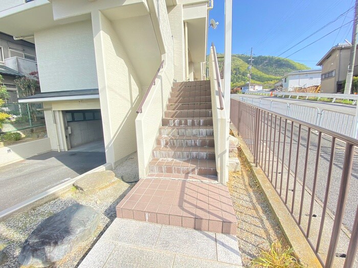 物件外観写真4　(エントランス部分)