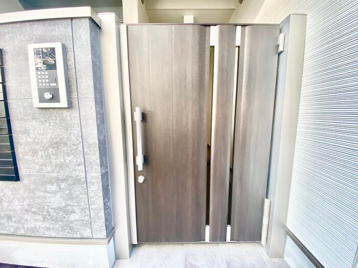 物件外観写真2　(エントランス部分)