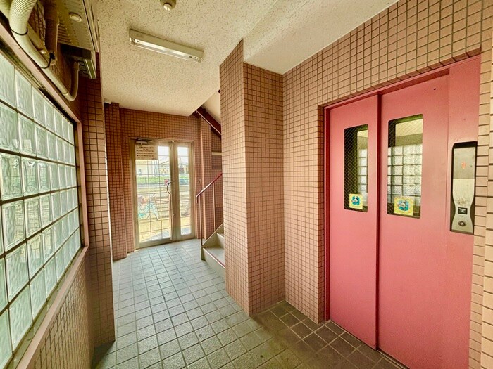 物件外観写真3　(エントランス部分)