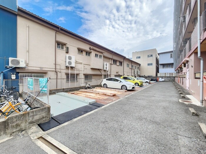 物件外観写真6　(駐車場)