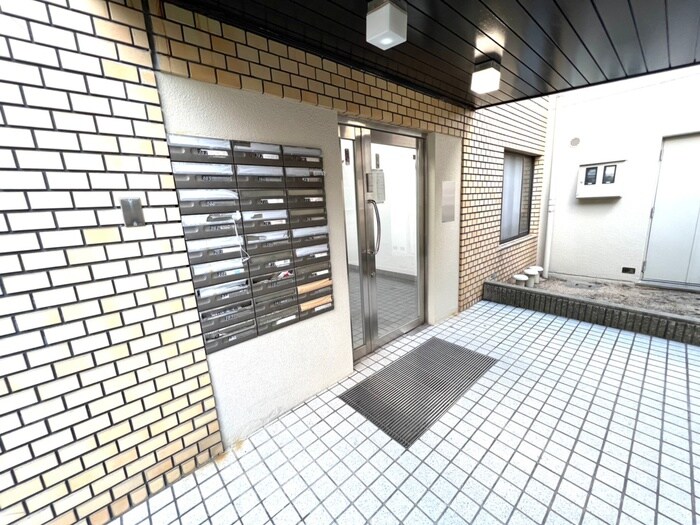 物件外観写真4　(エントランス部分)