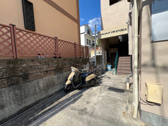 物件外観写真3　(エントランス部分)