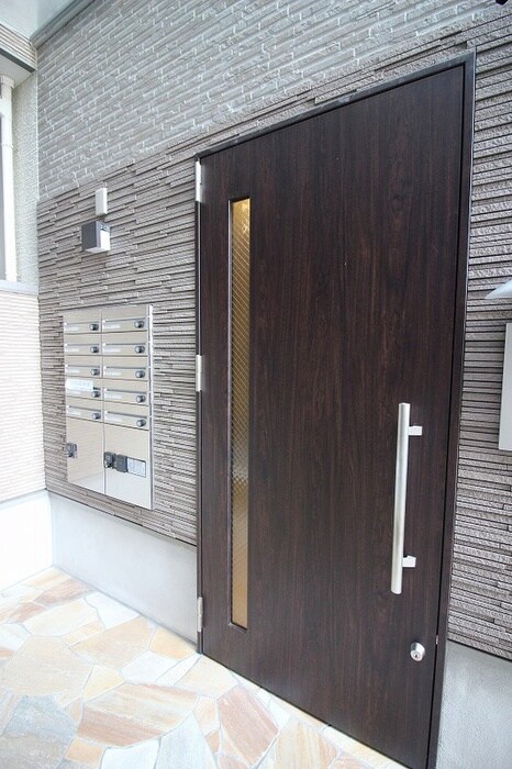 物件外観写真4　(エントランス部分)