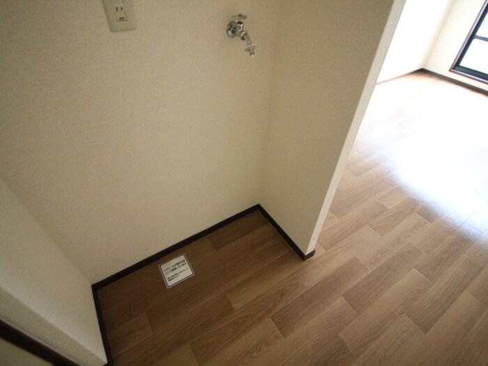 物件内観写真16　(洗濯機置場)